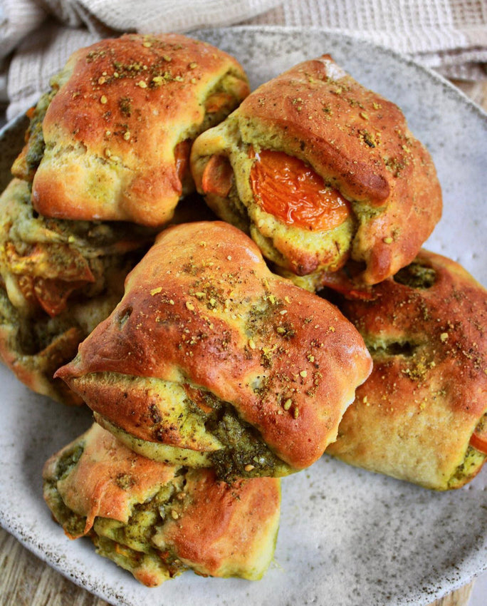 Mediterranean vibes: Pesto Za'atar Scrolls with Hemp Parmesan Salad Topper